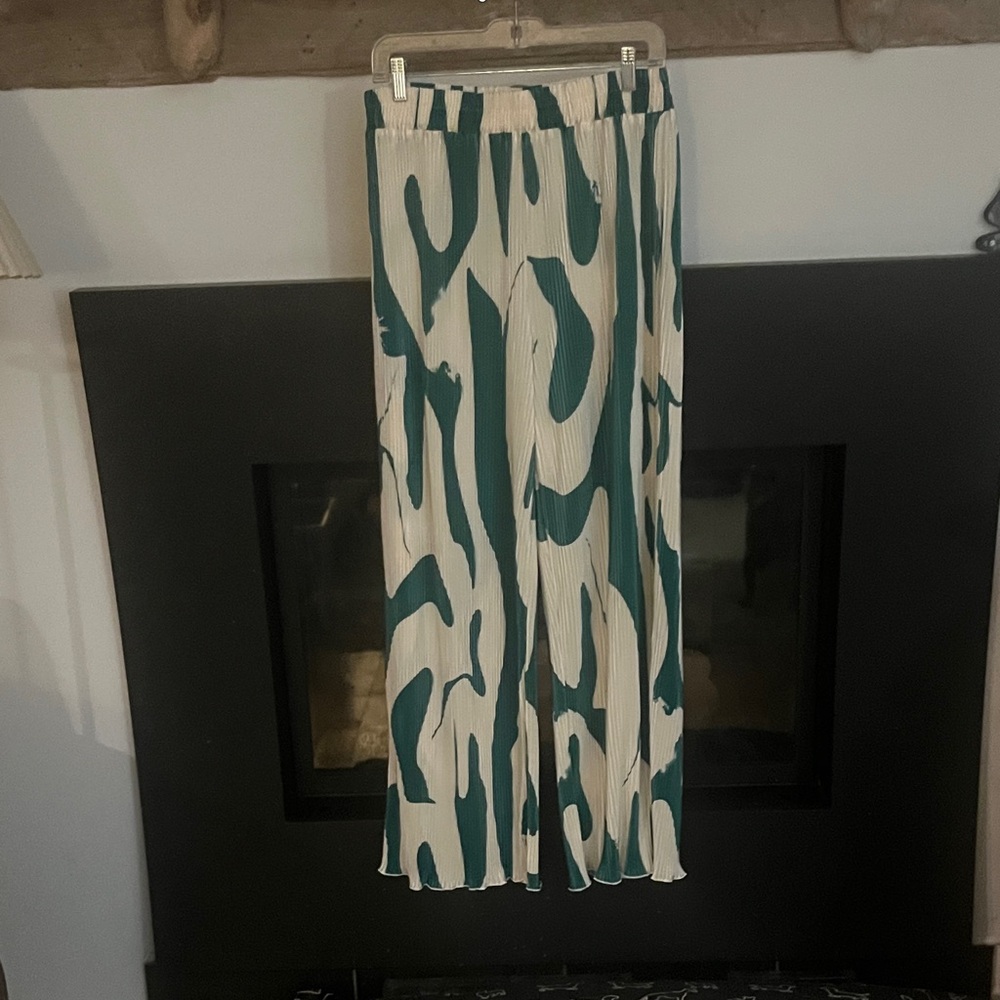 Green and White Abstract Print Pants Size L.